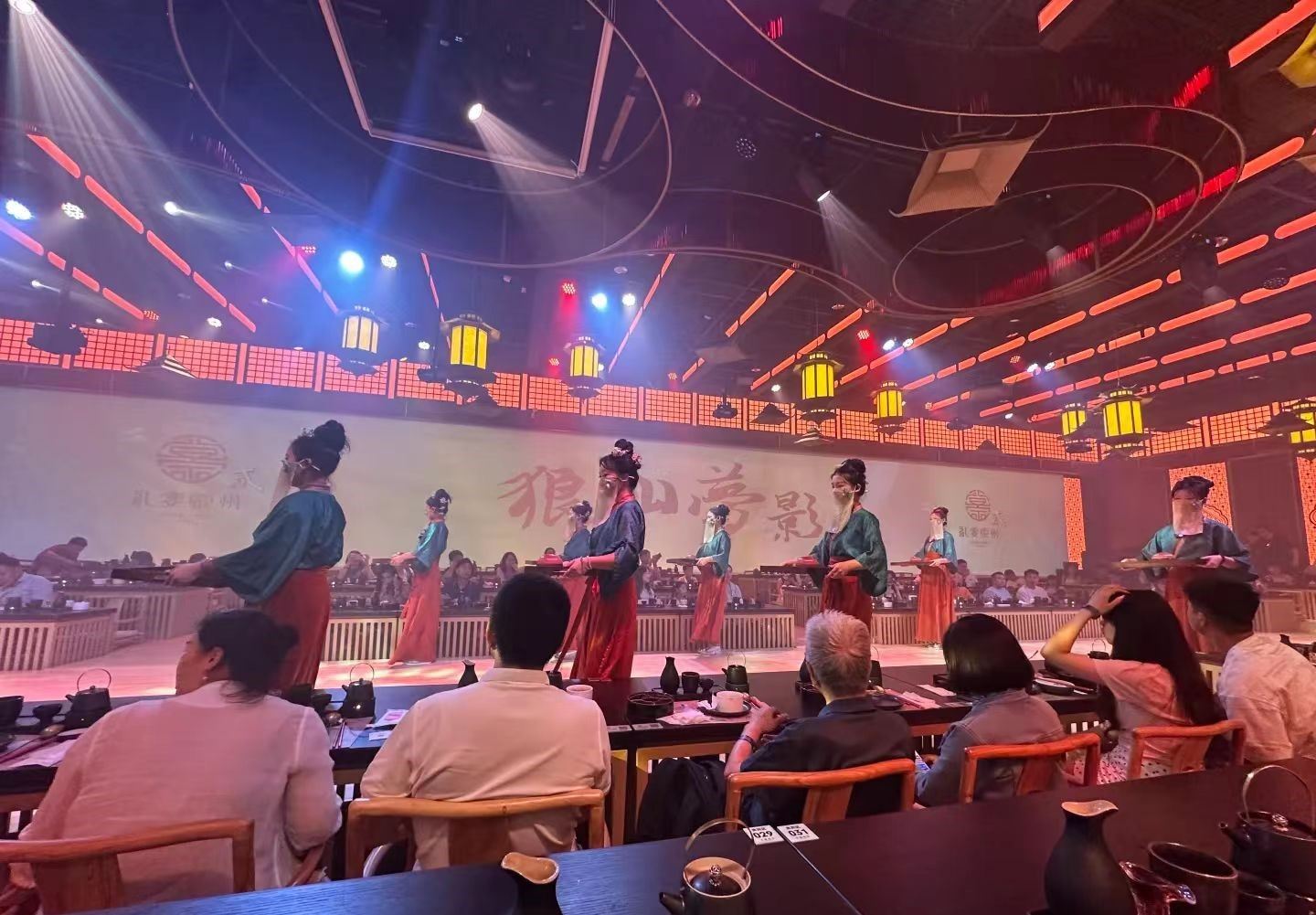 หนานทง เจียงซานฟู่: งานเลี้ยงแห่งราชวงศ์ในฉงโจว สัมผัสประสบการณ์สมจริงเหมือนย้อนกลับไปในงานเลี้ยงพระราชทานเมื่อพันปีก่อน