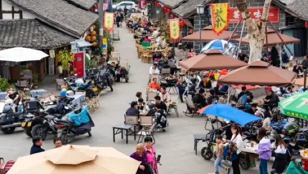 Chengdu century-old teahouse and traditional cuisine