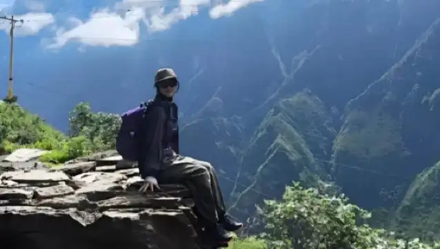 虎跳峽徒步【專業嚮導、含登山杖、純玩、網紅大陽台】一日遊