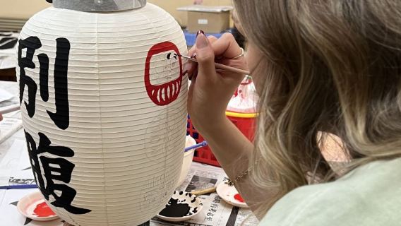 Traditionelle Vogel- und Laternenmalerei-Erfahrung in Fukuoka