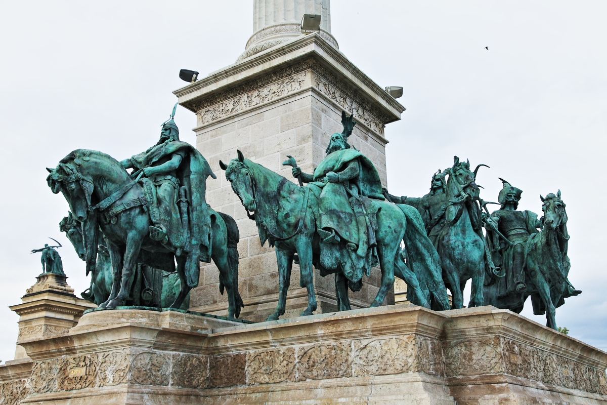 Budapest, Hungary Day Tour: Heroes' Square + Fisherman's Bastion + Buda Castle + Parliament Building