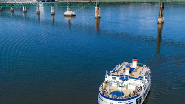 Quebec City: Guided Day Trip from Montreal with Montmorency Falls & Cruise