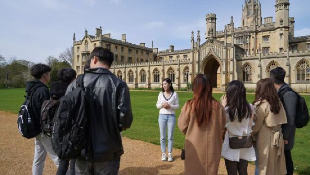 Penerangan Berpandu Berjalan-jalan Pelajar Cambridge Klasik 1.5 Jam + Lawatan Dalam Kolej King 30 Minit