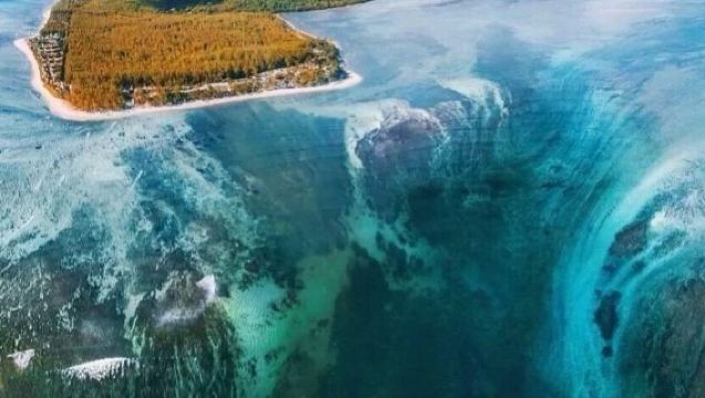 Lawatan Sehari Mauritius: Katamaran ke Pulau Rusa + Parasailing + Sofa Air + Berjalan di Dasar Laut