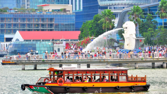 Singaporenjoen näköalaristely vanhanaikaisella puulaivalla - lähtö Clarke Quaystä