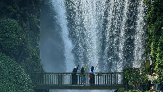 Guiyang Private Day Tour: Xianghuoyan Waterfall Hike & Tiankeng Cave‑Coffee Experience