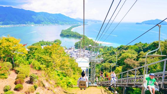 Excursion d'une journée dans des lieux secrets : Amanohashidate, les maisons flottantes d'Ine et le village de Miyama aux toits de chaume, avec une vue sur les érables en automne