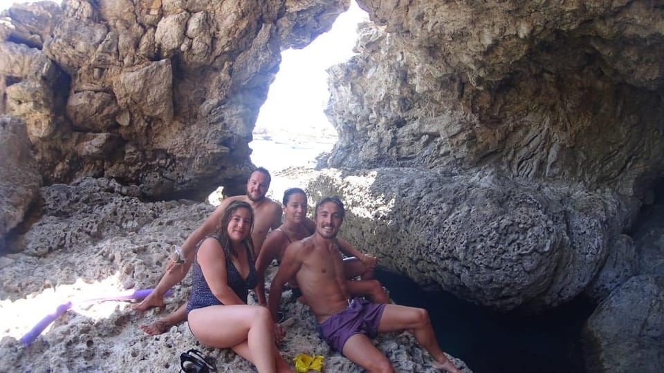 ファリラキ発：スピードボートツアー カリテア洞窟とアンソニー・クイン