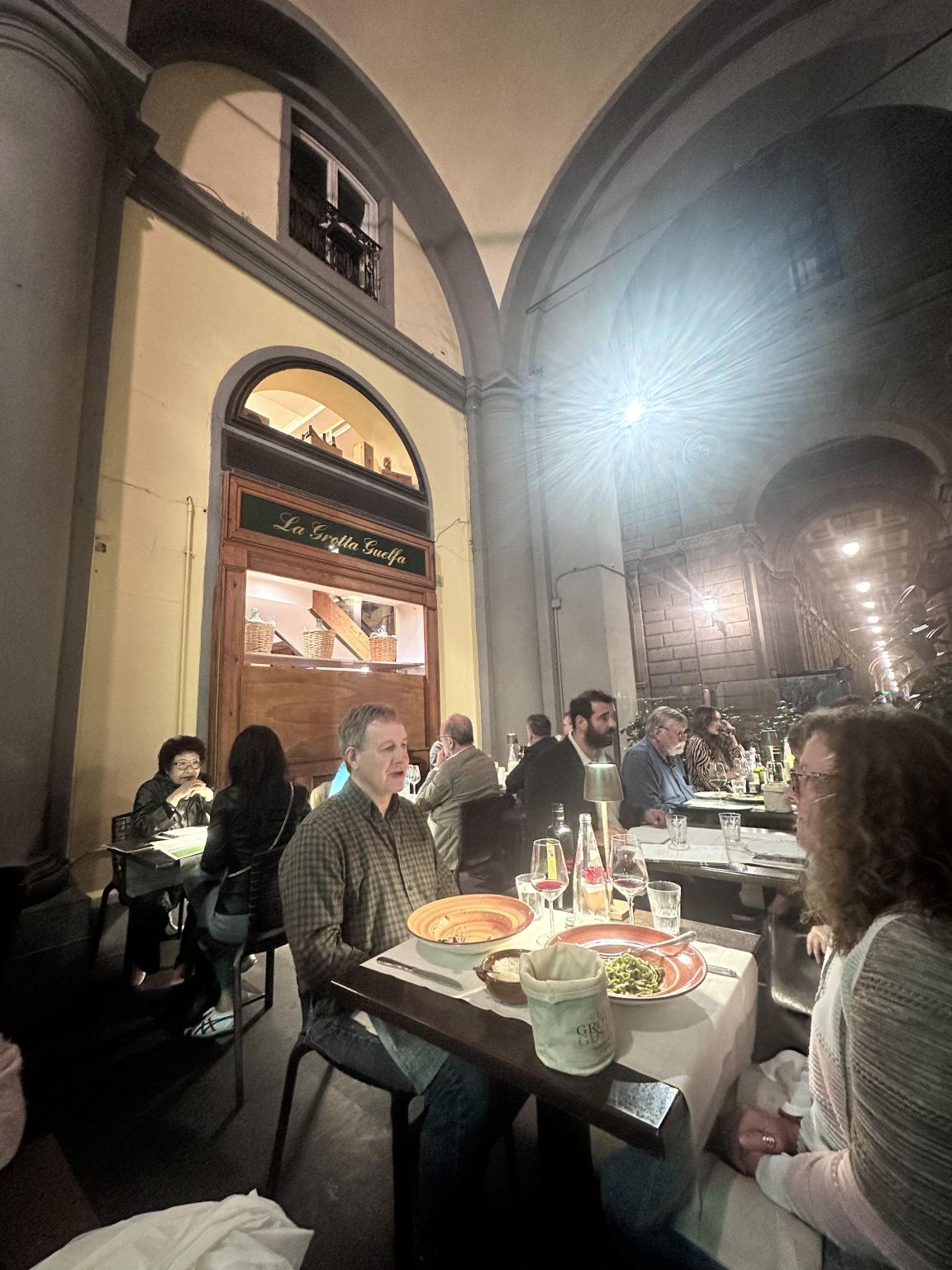Layanan reservasi restoran populer TLa Grotta Guelfa di Firenze