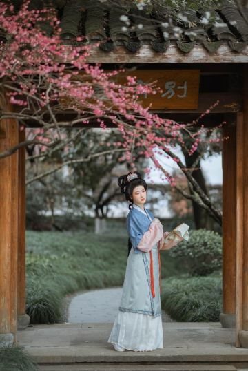 Thành Vũ lữ ảnh[Dịch vụ chụp ảnh kèm hướng dẫn viên đa ngôn ngữ tại Hồ Văn Đình/Phố cổ Đảng Tập bao gồm chụp ảnh tháp canh, chụp ảnh kèm, chụp ảnh theo đoàn và quay phim trên không]