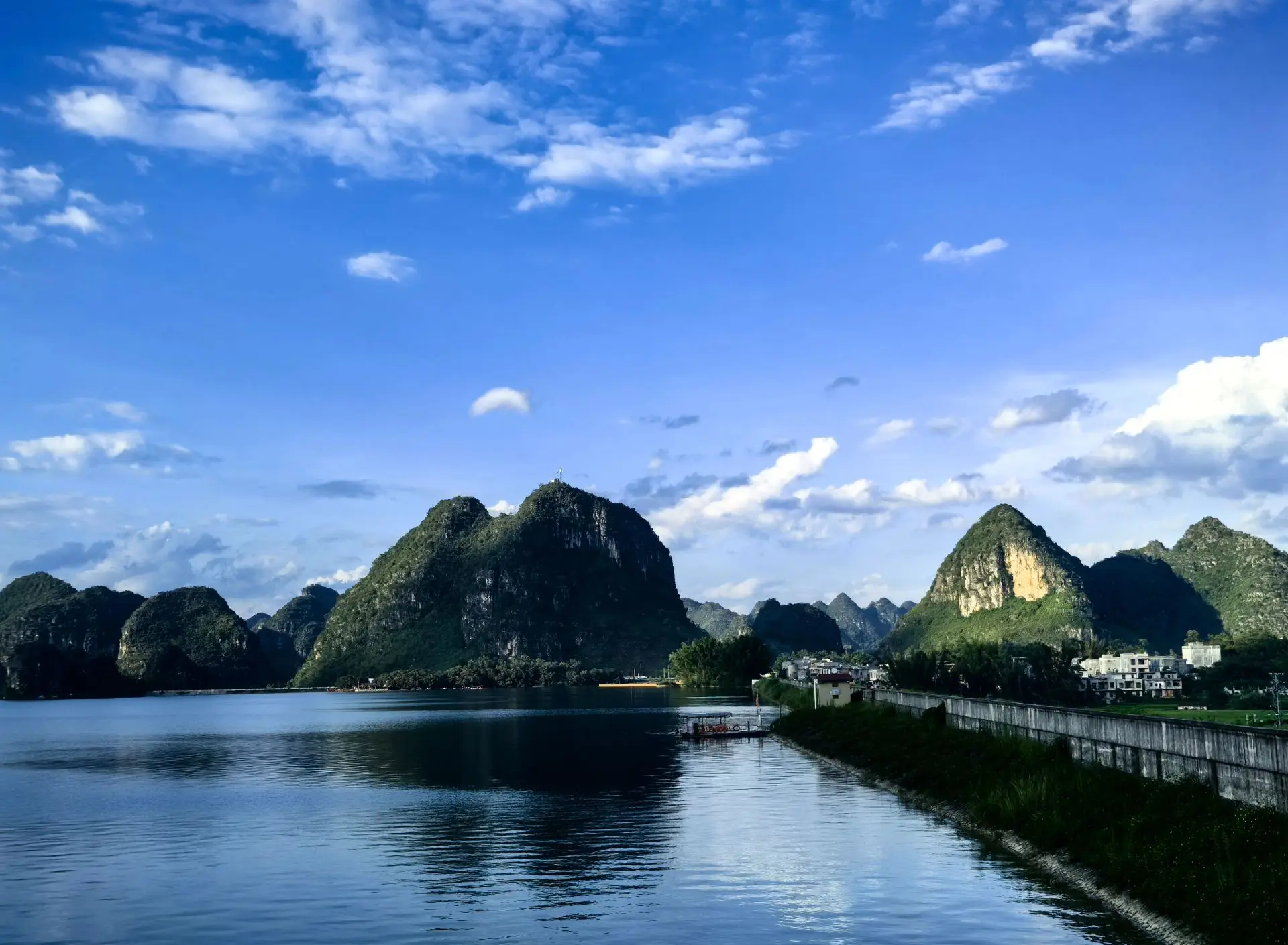 廣西百色鵝泉/渠洋湖/通靈/古龍山大峽谷+德天跨國瀑布一日遊