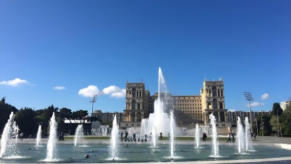 guida a piedi per la città di Baku in Azerbaigian [cinese/inglese]