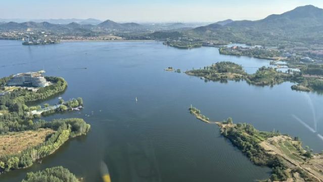 Jinan Zhongxiang Xueye Lake Fixed-Wing + Helicopter Flight Experience Tour [Aerial Check-in at "Little Erhai" Xueye Lake + Viral Mashan Mountain + Thrilling Flight + Family-Friendly Option]