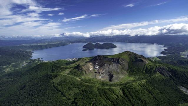 Hokkaido Noboribetsu, Lake Toya, Mount Usu & Lake Shikotsu One-Day Tour