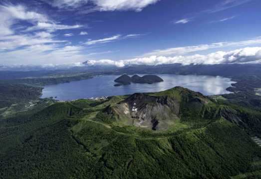 Hokkaido Noboribetsu, Lake Toya, Mount Usu & Lake Shikotsu One-Day Tour
