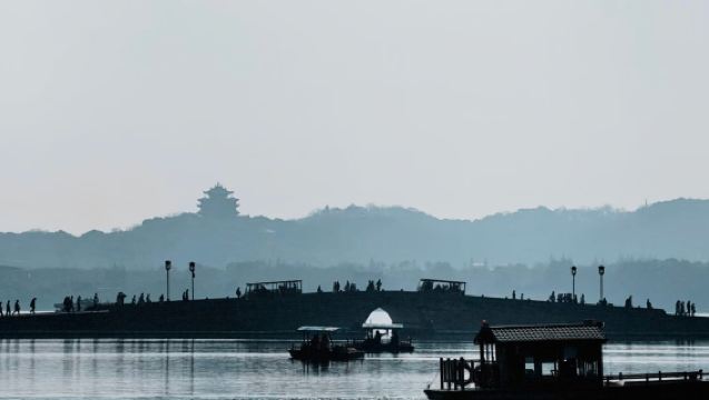 ทัวร์ 1 วัน สะพานหักไป๋ตี้ + ทะเลสาบซีหูที่ซ่อนเร้น + หมู่บ้านหลงเจียง [รวมบริการรับส่ง | ชิมชาและเรียนรู้การทำชา]