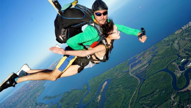 Tagesausflug zum Fallschirmspringen auf Fijis Hauptinsel inklusive Hoteltransfer und Zertifikat