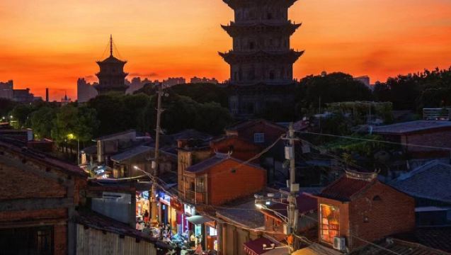 Quanzhou 1-day tour: Xunpu Village (experience floral hairpin styling), Luoyang Bridge + Chongwu Ancient City | Customize private charter