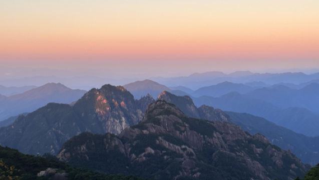 The breeze of Huangshan Mountain brings the romance of an entire spring. Private charter service for 5/7-seater vehicles with door-to-door pickup for a day trip.