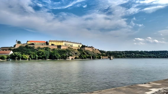 Serbia Belgrade pergi-balik - Novi Sad + Pekan Anggur lawatan sehari - Nikmat Eksklusif Tanpa Risau