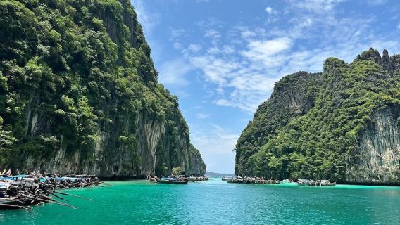 Phuket: Lawatan Sehari Penuh dengan Bot Laju ke Pulau Phi Phi – Teluk Maya, Laguna Pileh, & Pantai Persendirian