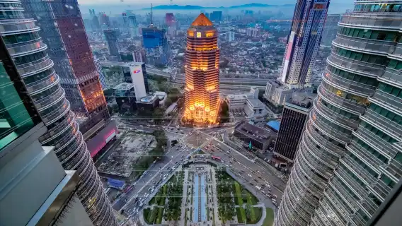 Kuala Lumpur City Center private charter Twin Towers + National Mosque + Batu Caves one-day tour with Transfers