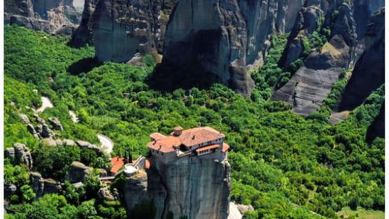 Dari Ioannina tur harian ke bebatuan Meteora & Biara