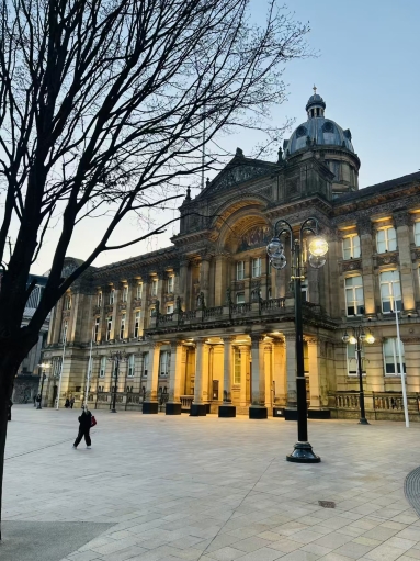 英國伯明翰吉百利巧克力世界+維多利亞廣場+水上伯頓一日遊