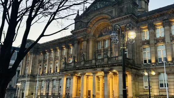 英國伯明翰吉百利巧克力世界+維多利亞廣場+水上伯頓一日遊