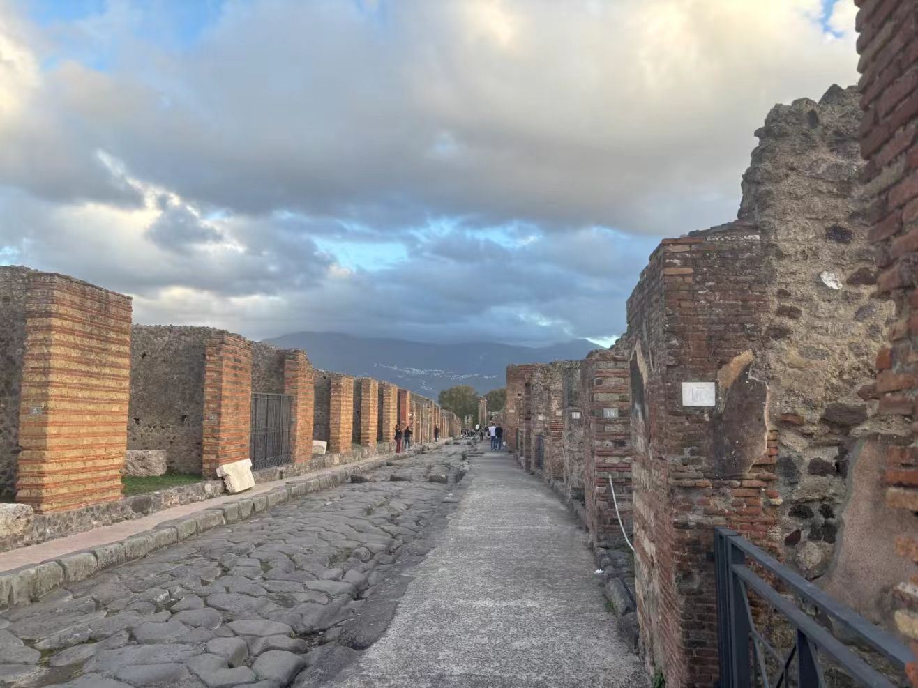 義大利羅馬來回，龐貝古城維蘇威火山日遊 中文司導 精品小團
