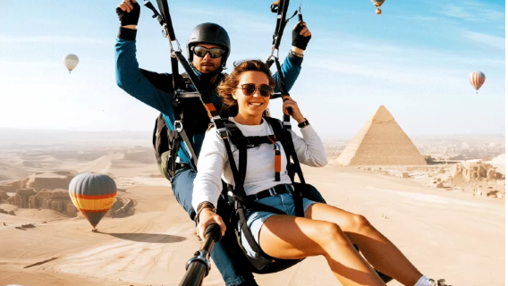 Experiencia de vuelo en parapente/parapente motorizado en la Gran Pirámide de Guiza en El Cairo [Parapente en las pirámides de El Cairo, Egipto, salto en paracaídas desde gran altura, parapente motorizado en Luxor incluye traslados, fotos y vídeo]