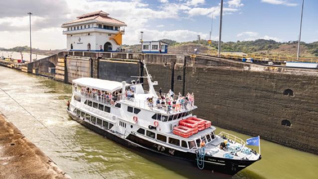 Panama: Pelayaran 6 Jam Terusan Panama Menuju Selatan & Makan Tengah Hari
