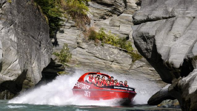 Excursion en bateau rapide de 25 minutes sur la rivière Shotover à Queenstown, Nouvelle-Zélande | Expérience de vitesse sur la rivière Shotover