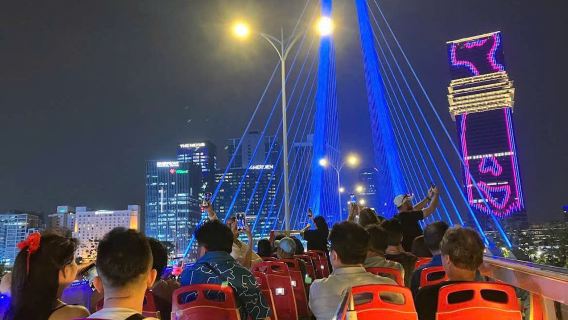 Saigon night tour: double-decker bus + cruise dinner