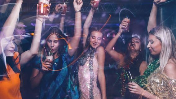 Düsseldorf: Mädchen-Tour mit Shots, Party, Spaß & Spielen