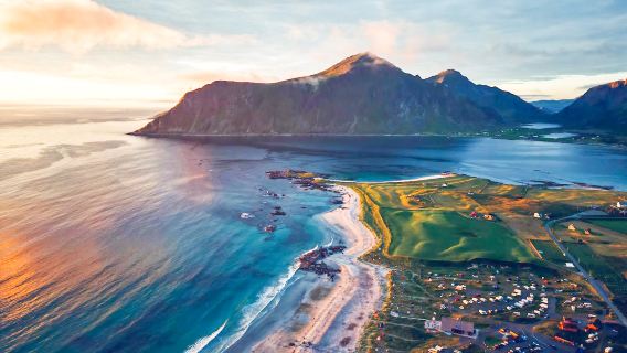 1-Day Tour of Lofoten West Island: Highlights of West Island + Hike on the Panoramic Trail of Reine Ridge