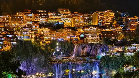 장가계를 출발하여 봉황고성을 방문하고 푸롱타운의 독특한 매력을 느껴보세요.