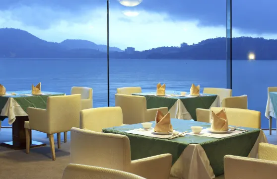 力麗俪山林會館日月潭館魚藻餐廳雙人晚餐套餐(假日不加價)