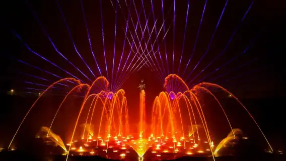 アクシャルダム博覧会、光と水のショーツアー。