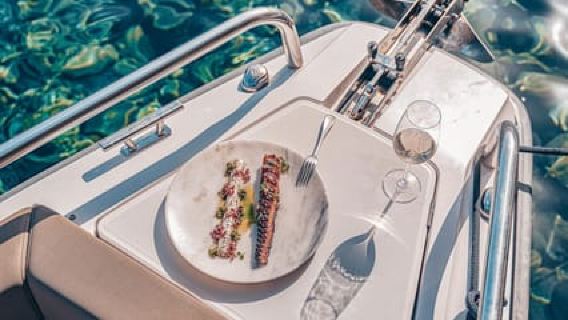 CRUISE AROUND SANTORINI IN STYLE AND SPEED