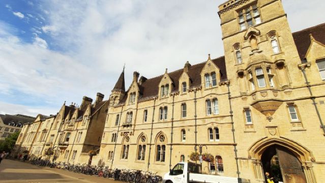 London - Warwick Castle - Shakespeare's Village - University of Oxford - London