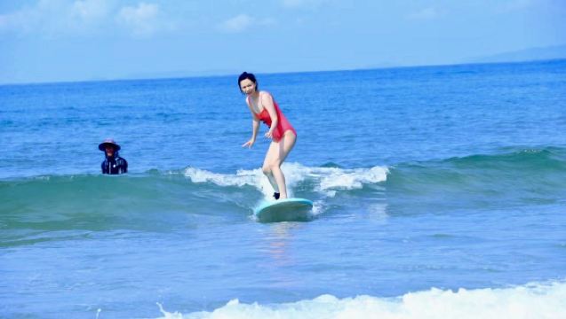 石梅灣衝浪 持證教練帶領 提供防寒服防曬服 沖淡更衣 送拍攝