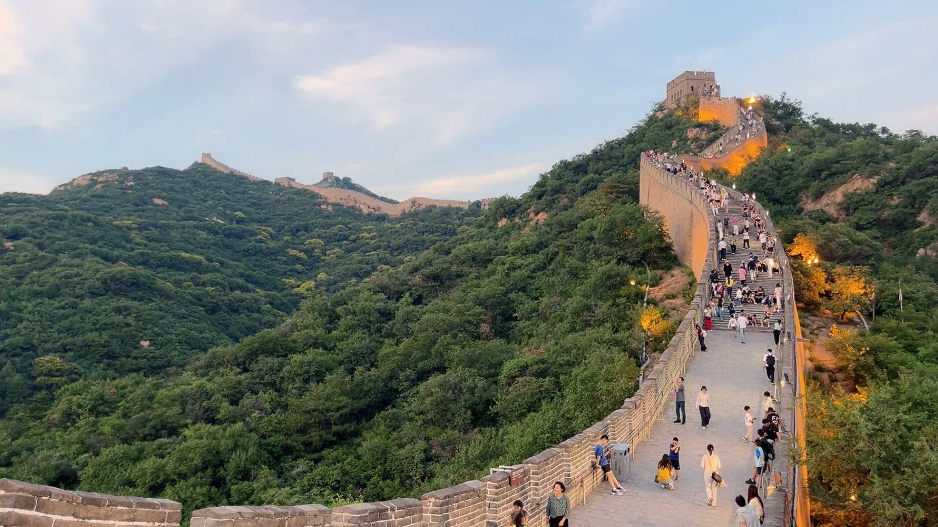 Badaling-Abschnitt der Großen Mauer, wer die Mauer erklimmt, ist ein wahrer Held.