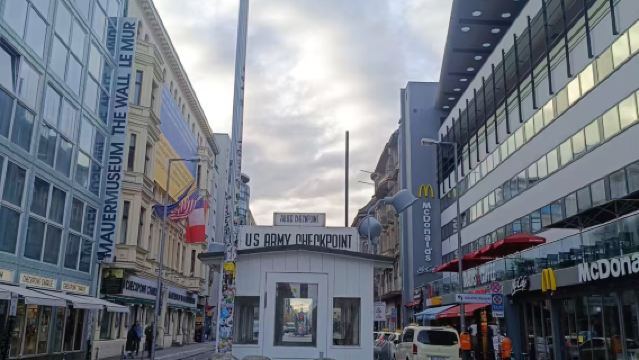Lawatan sehari di Berlin: Checkpoint Charlie + Galeri Timur + Pulau Muzium + Brandenburg Gate
