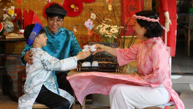 ประสบการณ์น้ำชายามบ่ายแบบดั้งเดิมของสัญชาติเวียดนามและงานหัตถกรรมพื้นบ้านในญาจาง