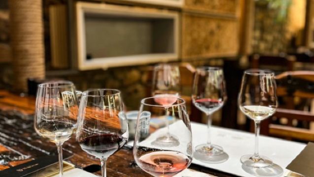 Lawatan Sehari Yinchuan | Lawatan ke Vineyard Batu Sumber + Makam Xixia + Lukisan Batu Gunung Helan - Pakej Persendirian Menikmati Anggur Ningxia