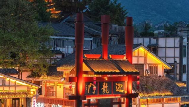 1-day tour in Chongqing: Zhazidong - Baigongguan - Gele Mountain train - Ciqikou - Baolun temple
