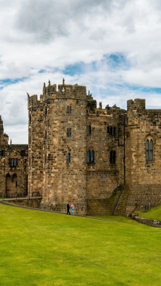 1-day tour to Alnwick Castle + Scottish Borders | comfortable minibus | castle admission ticket included