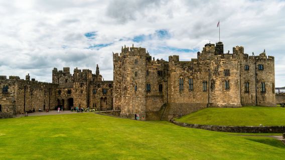 Passeio de um dia ao Castelo de Alnwick + fronteira da Escócia | Minivan confortável | Inclui ingresso para o castelo