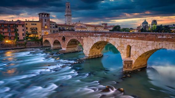 Verona: Walking tour of Historical Landmarks & Hidden Gems